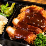 日替わり弁当20種類を考えた8月。月末、担当者の頭からは煙が出ています（笑）